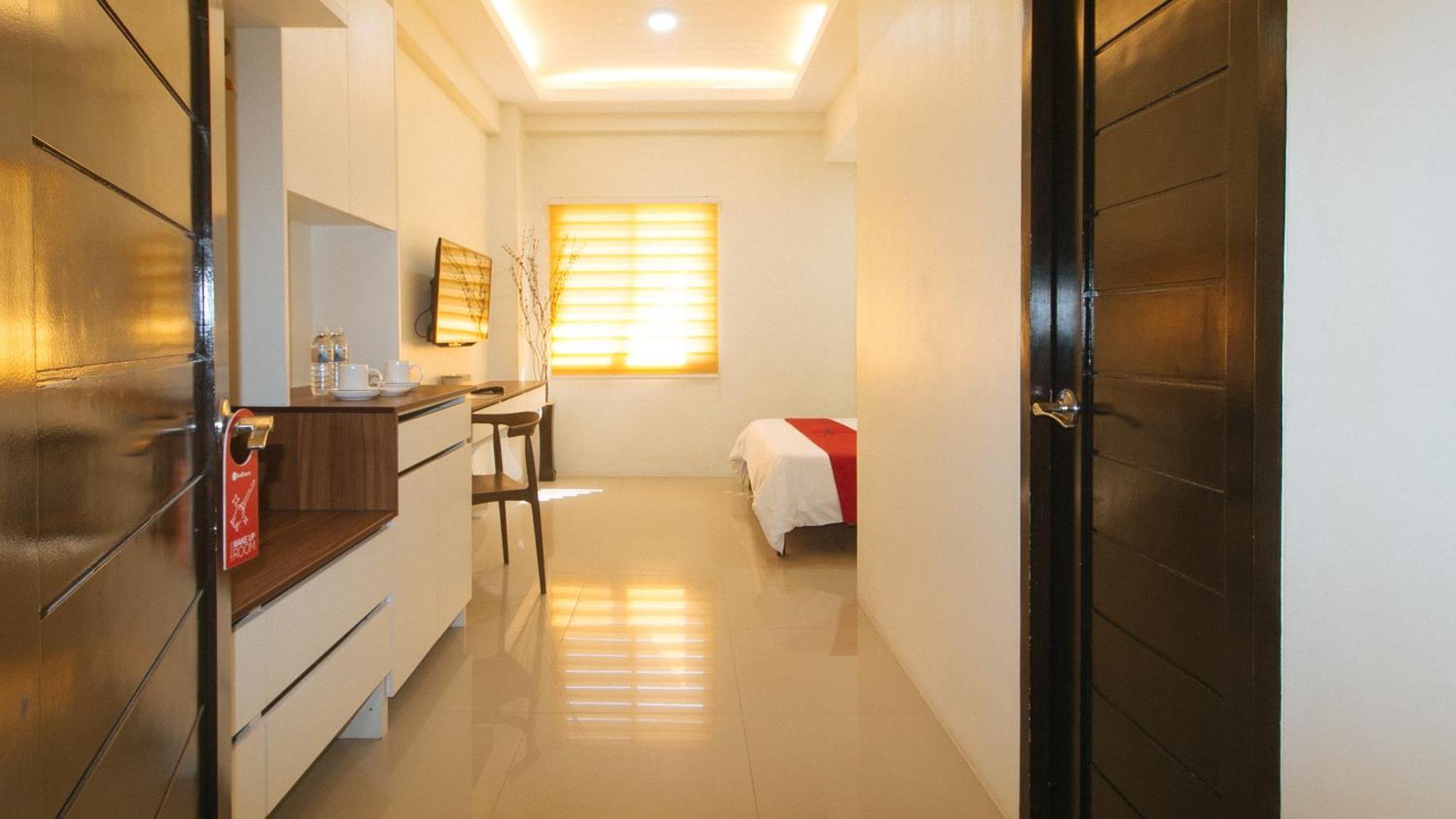Reddoorz @ Leoncia Apartelle مانداوي سيتي المظهر الخارجي الصورة