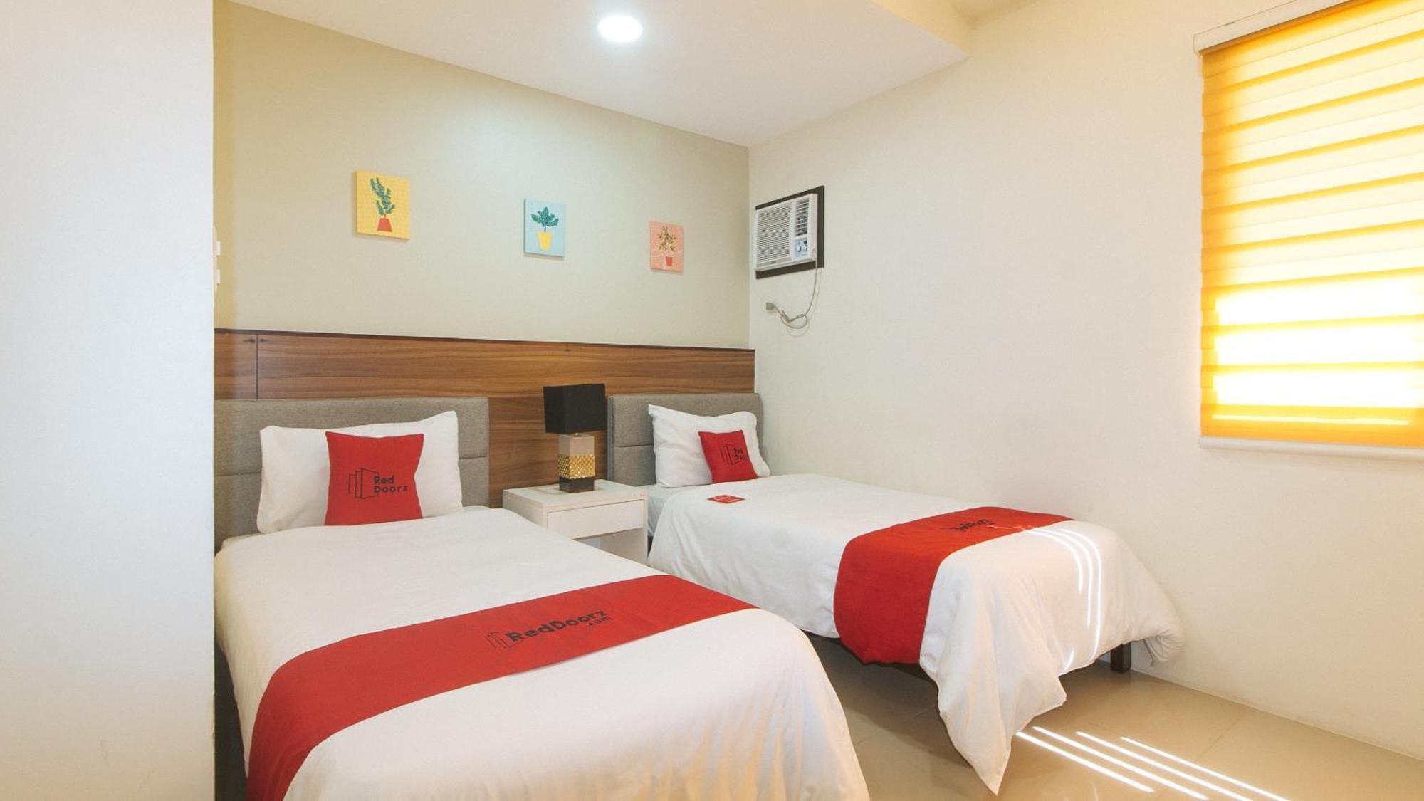 Reddoorz @ Leoncia Apartelle مانداوي سيتي المظهر الخارجي الصورة