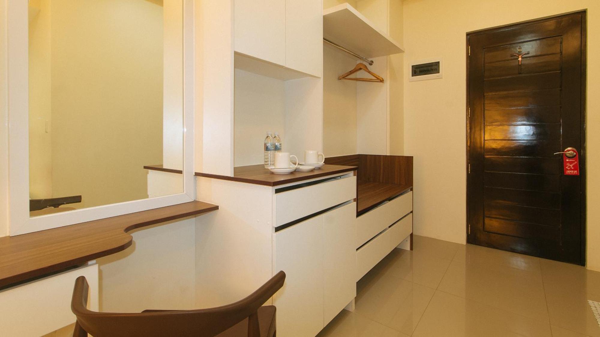 Reddoorz @ Leoncia Apartelle مانداوي سيتي المظهر الخارجي الصورة