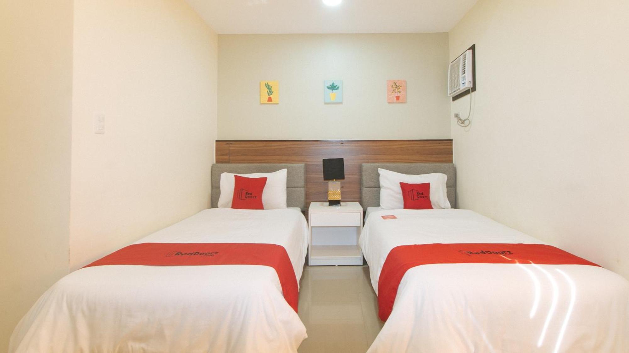 Reddoorz @ Leoncia Apartelle مانداوي سيتي المظهر الخارجي الصورة