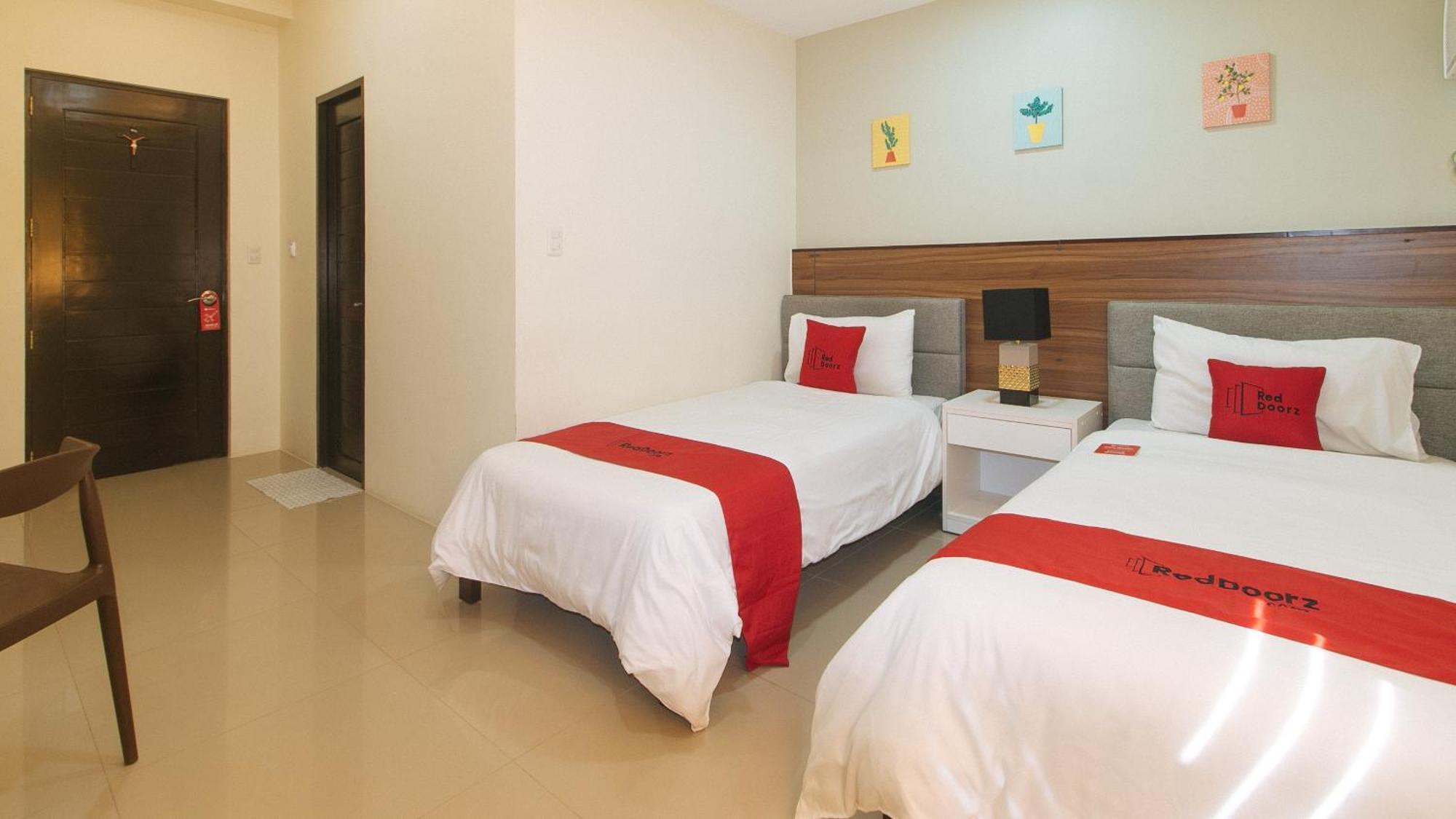 Reddoorz @ Leoncia Apartelle مانداوي سيتي المظهر الخارجي الصورة