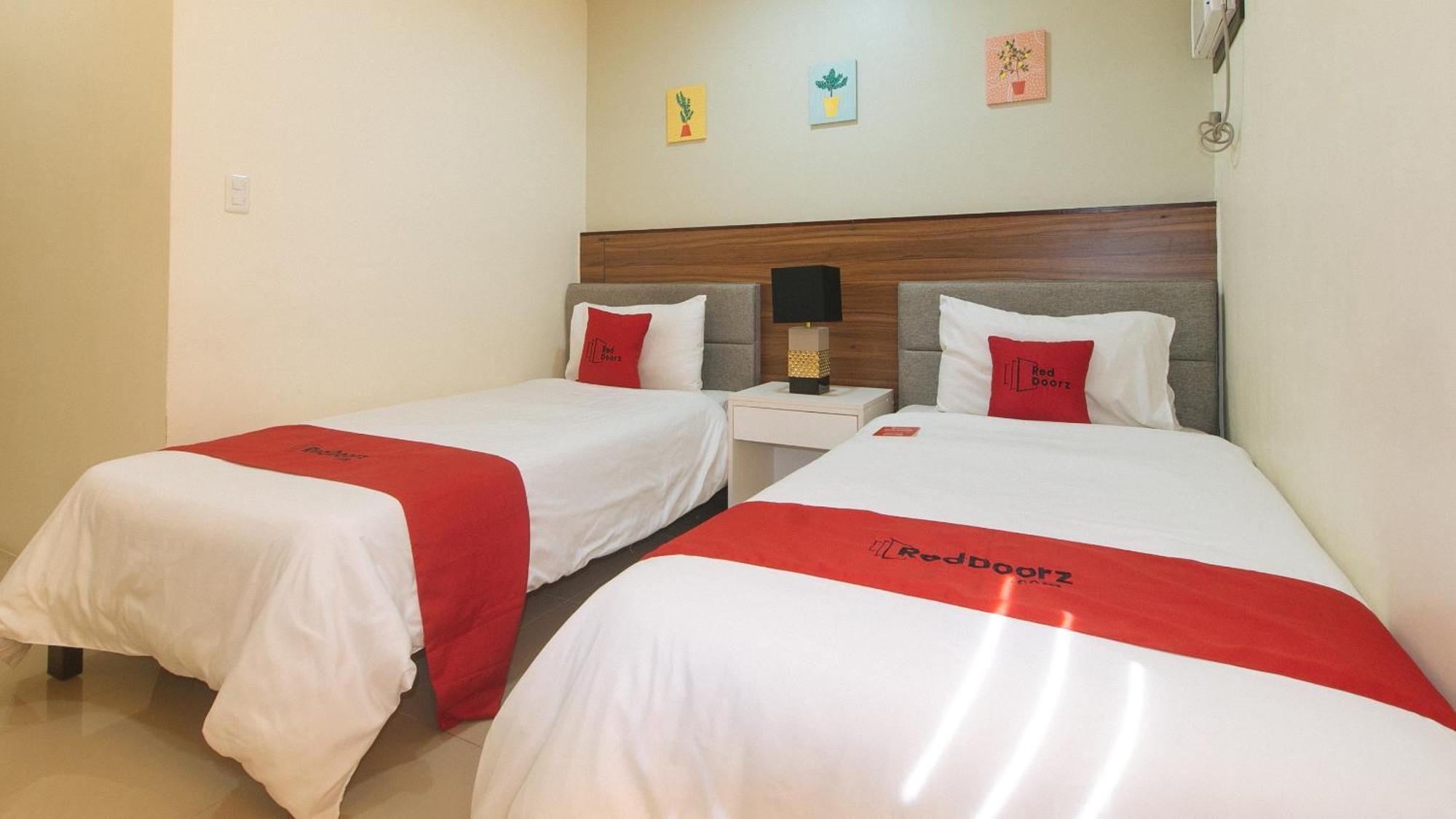Reddoorz @ Leoncia Apartelle مانداوي سيتي المظهر الخارجي الصورة