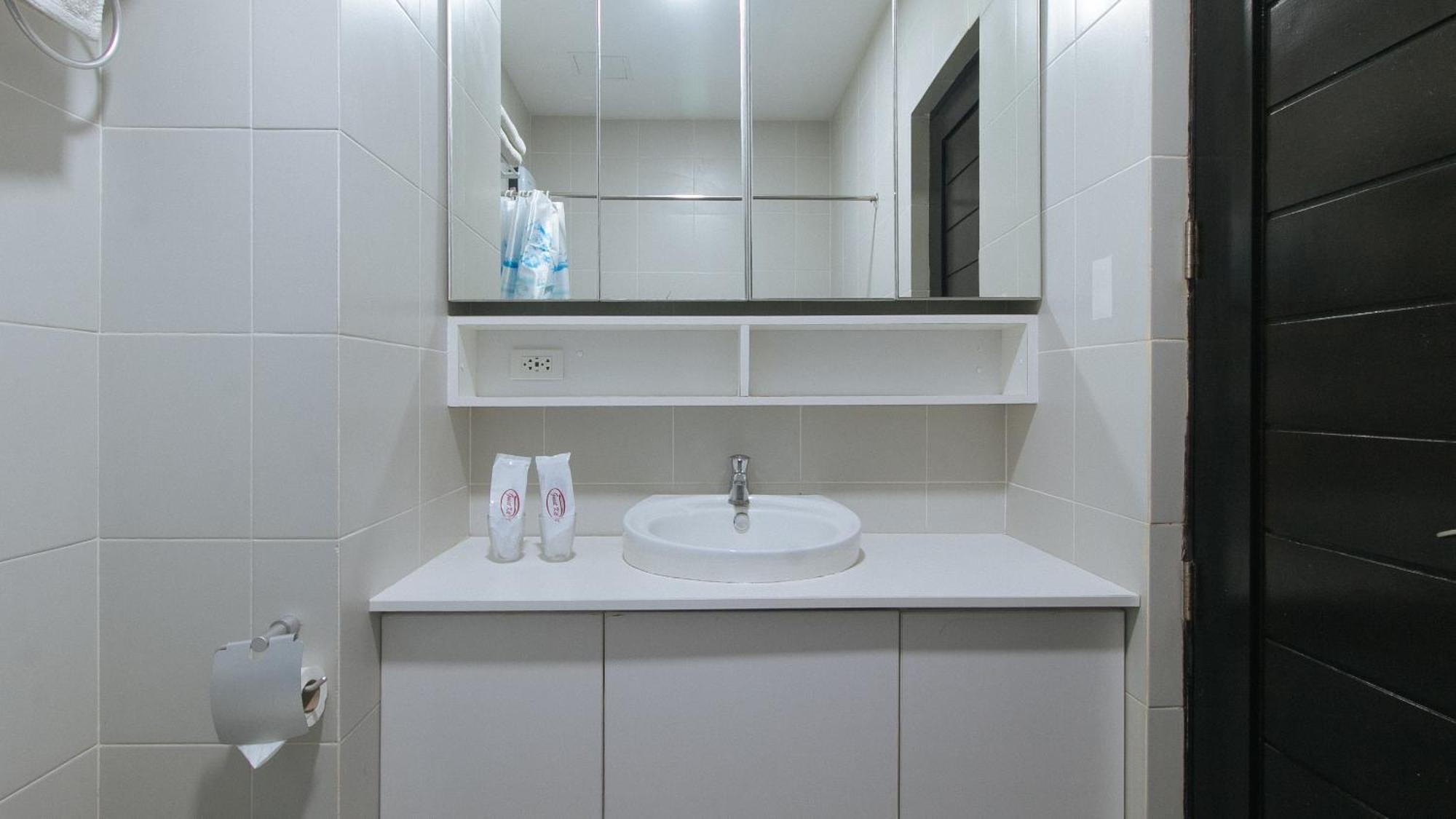 Reddoorz @ Leoncia Apartelle مانداوي سيتي المظهر الخارجي الصورة