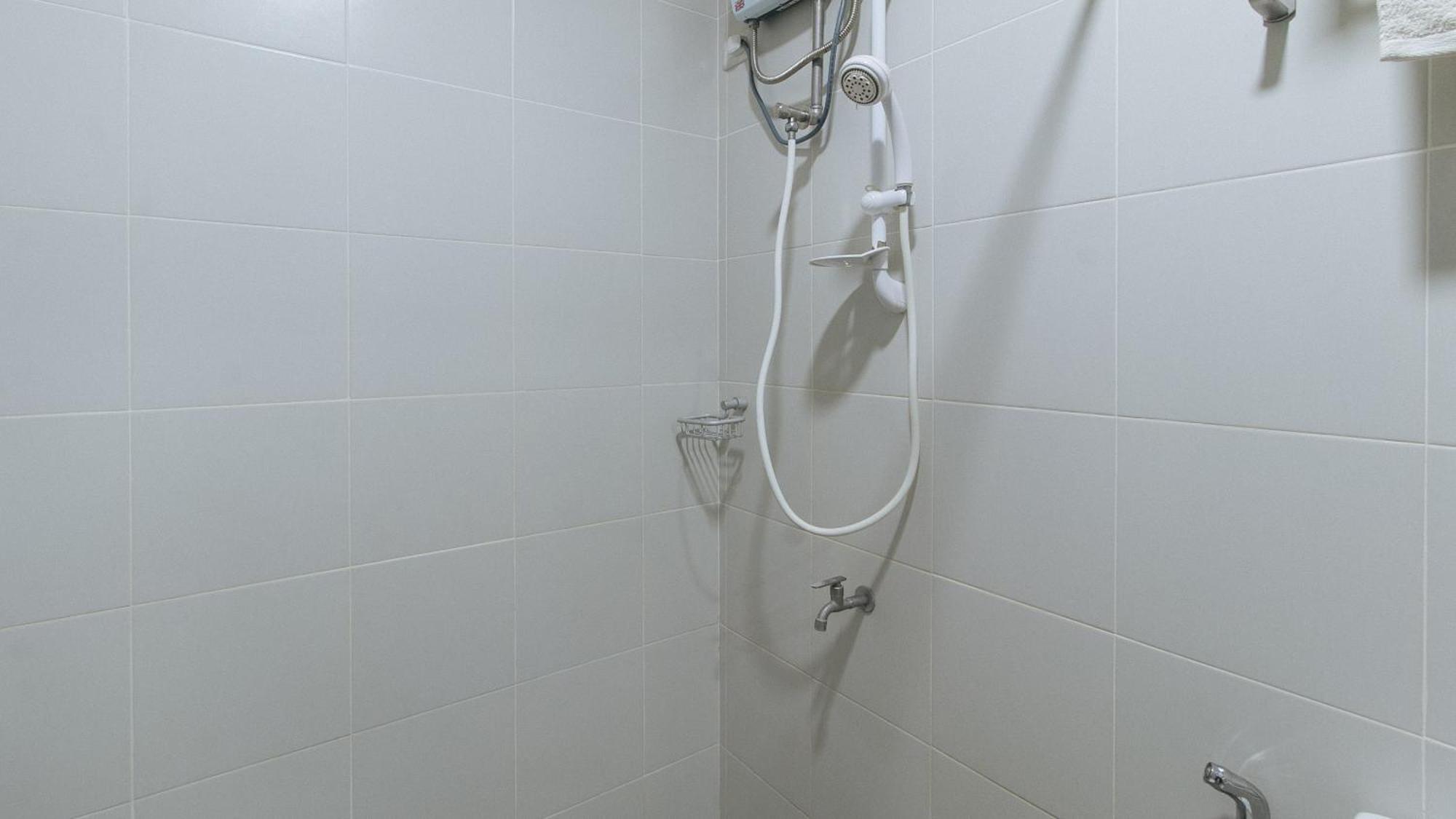 Reddoorz @ Leoncia Apartelle مانداوي سيتي المظهر الخارجي الصورة