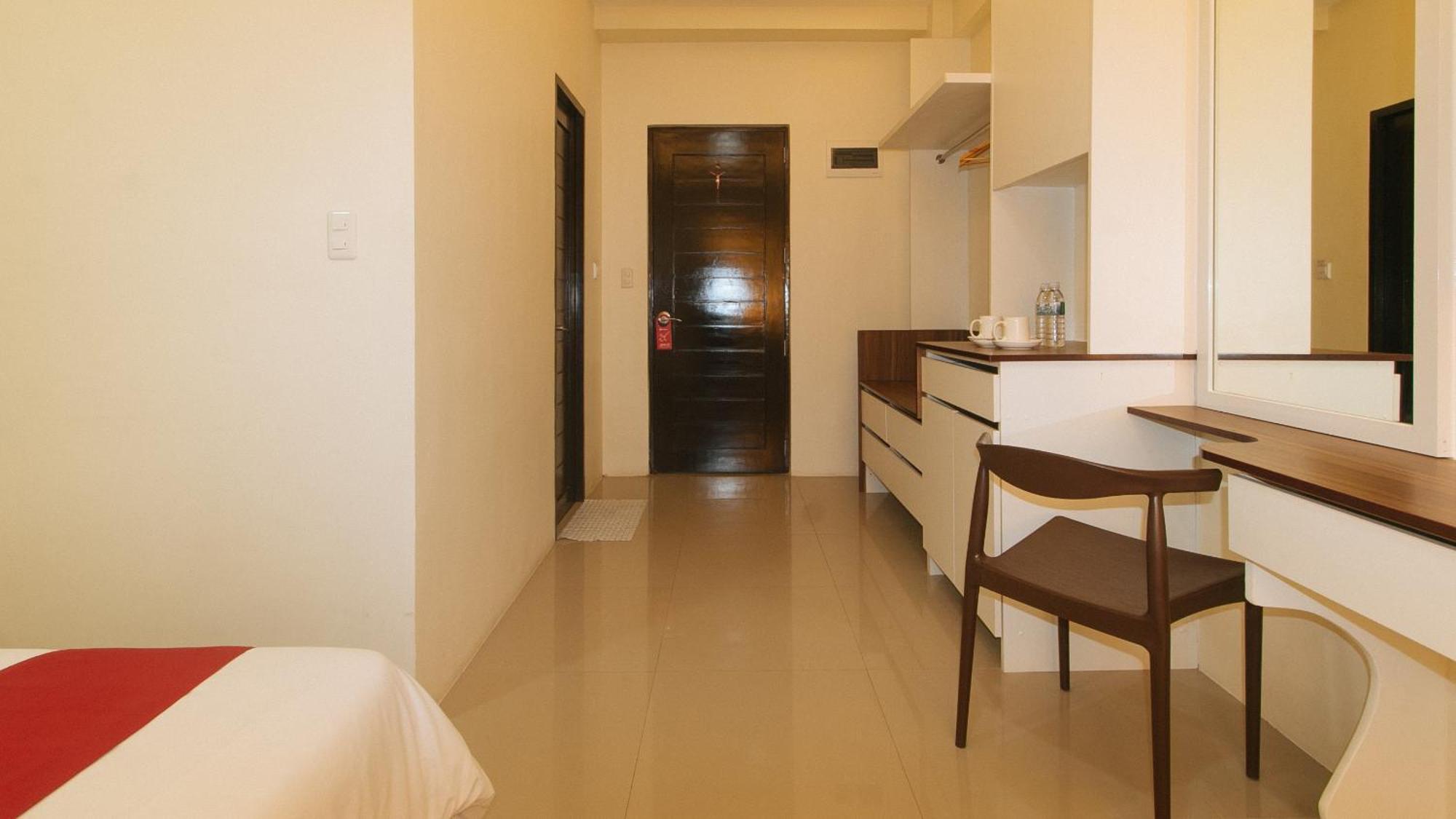 Reddoorz @ Leoncia Apartelle مانداوي سيتي المظهر الخارجي الصورة