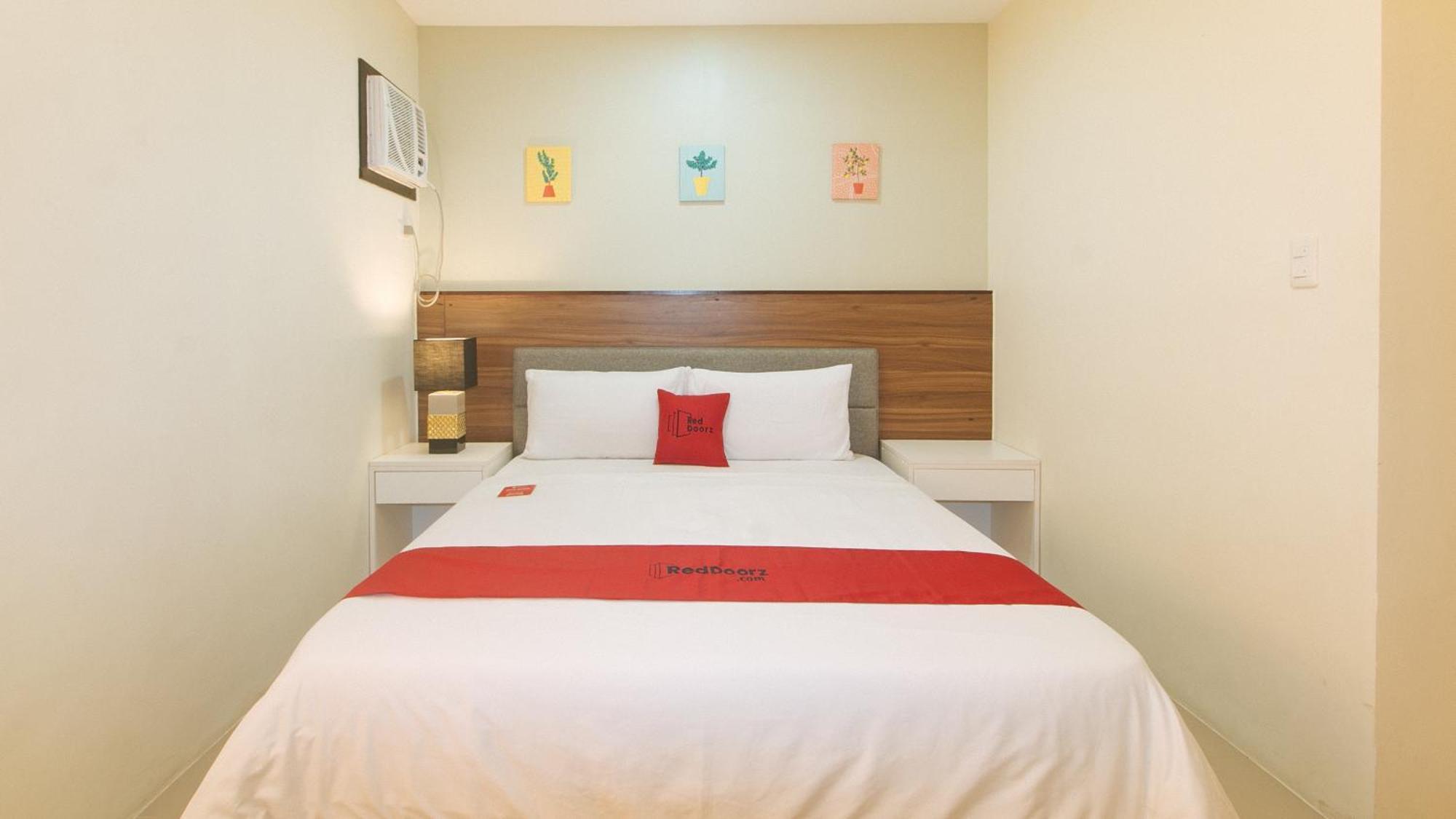 Reddoorz @ Leoncia Apartelle مانداوي سيتي المظهر الخارجي الصورة