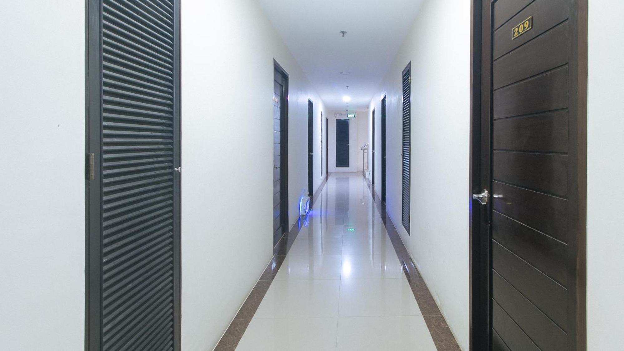 Reddoorz @ Leoncia Apartelle مانداوي سيتي المظهر الخارجي الصورة