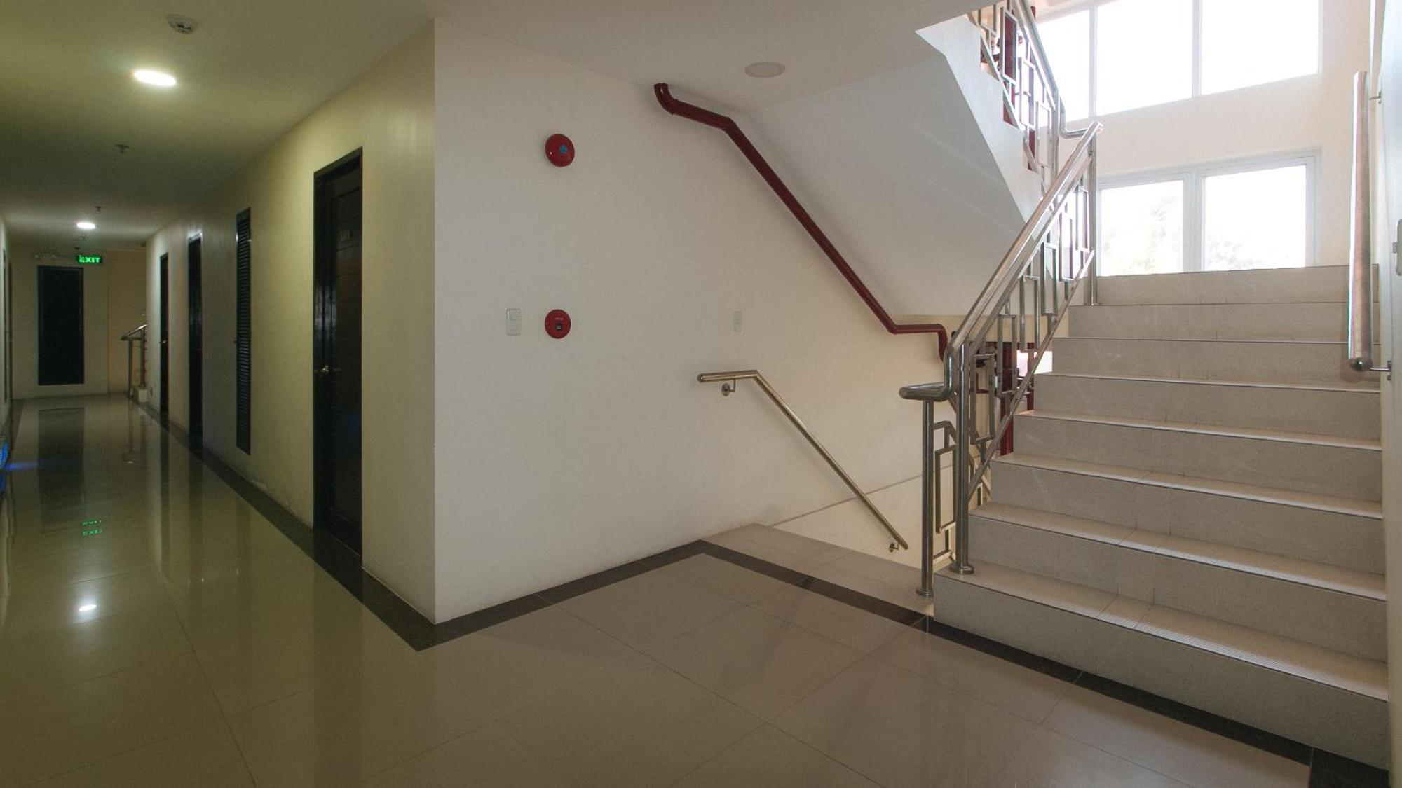 Reddoorz @ Leoncia Apartelle مانداوي سيتي المظهر الخارجي الصورة