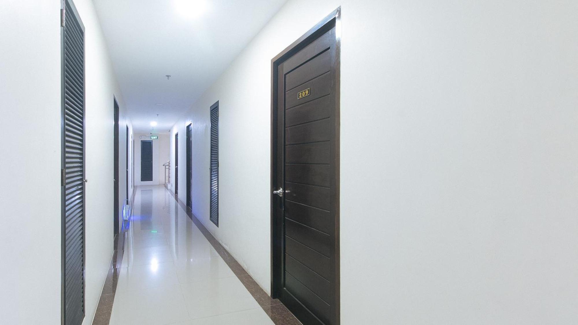 Reddoorz @ Leoncia Apartelle مانداوي سيتي المظهر الخارجي الصورة